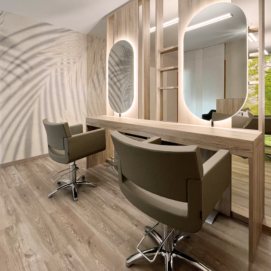 Immagine delle poltrone beige all'interno del salone area stilistica